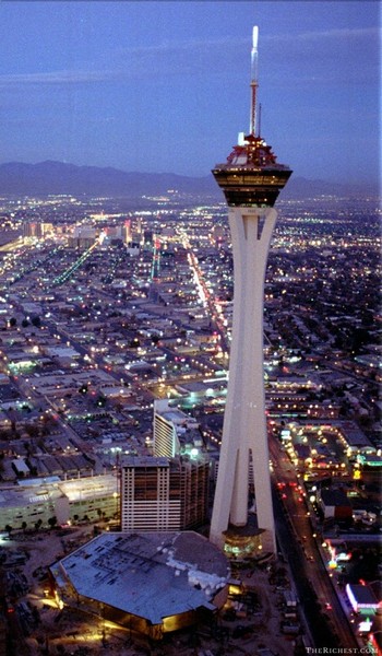 Tháp Stratosphere, Las Vegas gây ấn tượng với chiều cao 350m đòi hỏi thang máy siêu khủng để đưa du khách lên tới đỉnh. Với tốc độ hơn 500 m/phút, bạn dễ dàng leo lên tầng 108 trong chưa đầy 40s. 4 thang máy lắp 2 sườn tòa tháp đã ngốn đến 6 triệu USD tiền đầu tư.